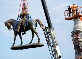 A statue of Confederate General Robert E. Lee was removed from its pedestal in Richmond, Virginia. ©AFP