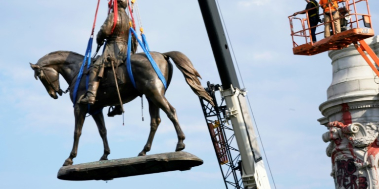 A statue of Confederate General Robert E. Lee was removed from its pedestal in Richmond, Virginia. ©AFP