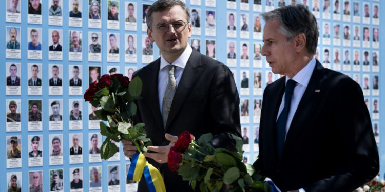 Blinken visited a memorial for fallen Ukrainians in Kyiv with Ukraine's Foreign Minister Dmytro Kuleba. ©AFP