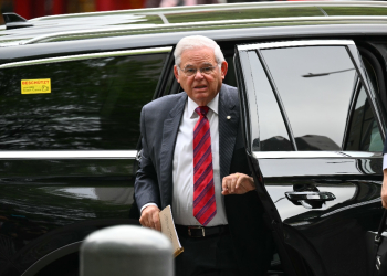 Democratic Senator Bob Menendez of New Jersey arrives at Manhattan Federal Court for the start of his corruption trial / ©AFP