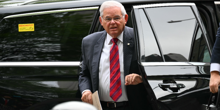 Democratic Senator Bob Menendez of New Jersey arrives at Manhattan Federal Court for the start of his corruption trial / ©AFP