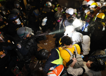 Police clash with pro-Palestinian students after destroying part of the encampment barricade at the University of California, Los Angeles (UCLA) early on May 2, 2024 / ©AFP