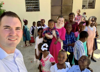 US missionaries Davy and Natalie Lloyd who were killed in Haiti on May 23, 2024, pose with Haitian children in an undated photo. ©AFP