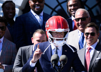 US President Joe Biden wears a Kansas City Chiefs helmet while speaking during a celebration for the Kansas City Chiefs, 2024 Super Bowl champions, on the South Lawn of the White House in Washington, DC, on May 31, 2024. / ©AFP