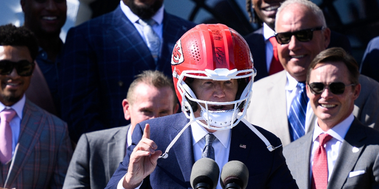 US President Joe Biden wears a Kansas City Chiefs helmet while speaking during a celebration for the Kansas City Chiefs, 2024 Super Bowl champions, on the South Lawn of the White House in Washington, DC, on May 31, 2024. / ©AFP