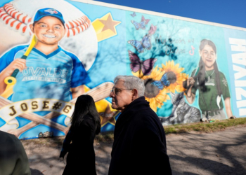 US Attorney General Merrick Garland touring murals of victims of the May 2022 mass shooting at an elementary school in Uvalde, Texas. ©AFP