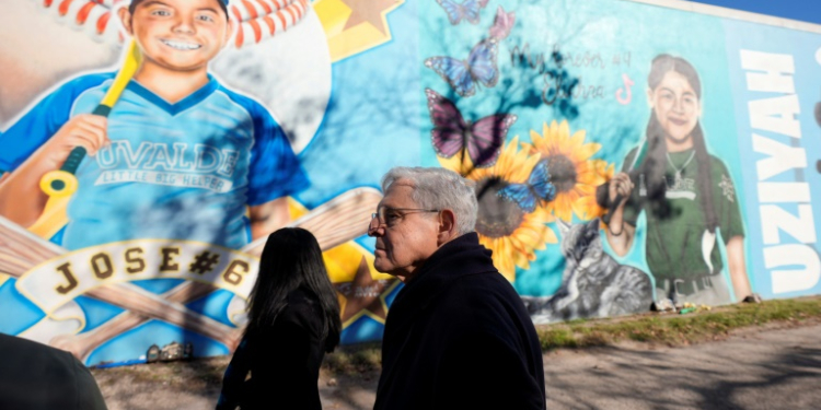 US Attorney General Merrick Garland touring murals of victims of the May 2022 mass shooting at an elementary school in Uvalde, Texas. ©AFP