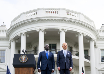 US President Joe Biden (R) and Kenya's President William Ruto stand as national anthems are played during an official arrival ceremony on the South Lawn of the White House in Washington, DC / ©AFP