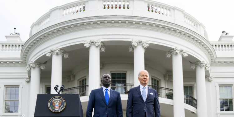 US President Joe Biden (R) and Kenya's President William Ruto stand as national anthems are played during an official arrival ceremony on the South Lawn of the White House in Washington, DC / ©AFP