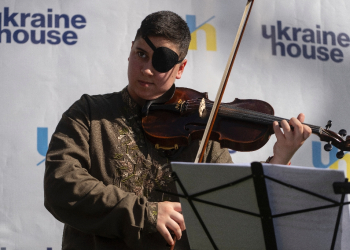 Ukrainian violinist Olha Rukavishnikova joined Cultural Forces after losing an eye in combat / ©AFP