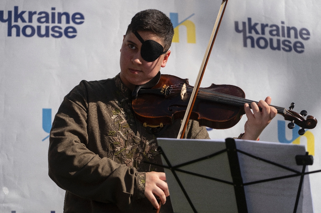 Ukrainian violinist Olha Rukavishnikova joined Cultural Forces after losing an eye in combat / ©AFP