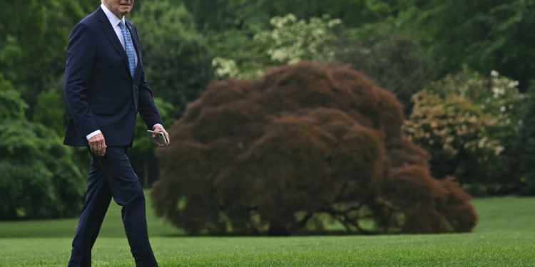 US President Joe Biden walks on the South Lawn of the White House after returning on Marine One, in Washington, DC, on May 6, 2024. Biden is returning from Wilmington where he spent the weekend. / ©AFP