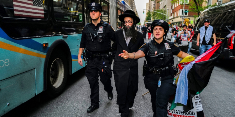 Police arrest a Jewish pro-Palestinian demonstrator near the Met Gala in New York on May 6, 2024 / ©AFP