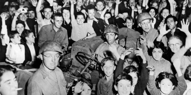 French people greeted the arrival of US soldiers, but for some women the joy didn't last . ©AFP