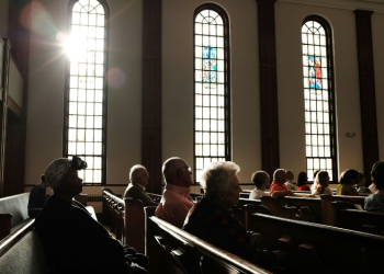 A prayer service at a United Methodist Church in Knoxville, Tennessee. ©AFP