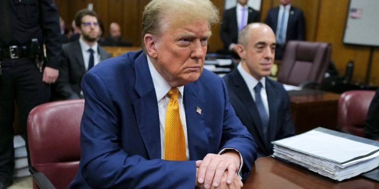 Former US president Donald Trump and his attorney Emil Bove in Manhattan Criminal Court / ©AFP