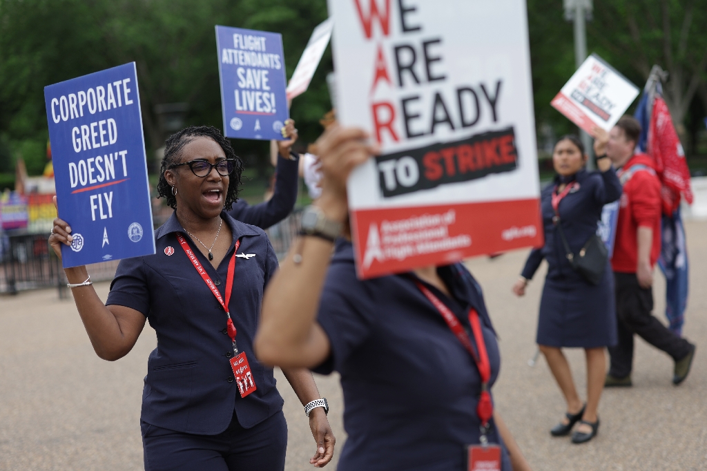 American Airlines flight attendants and their supporters form a picket line outside the White House / ©AFP