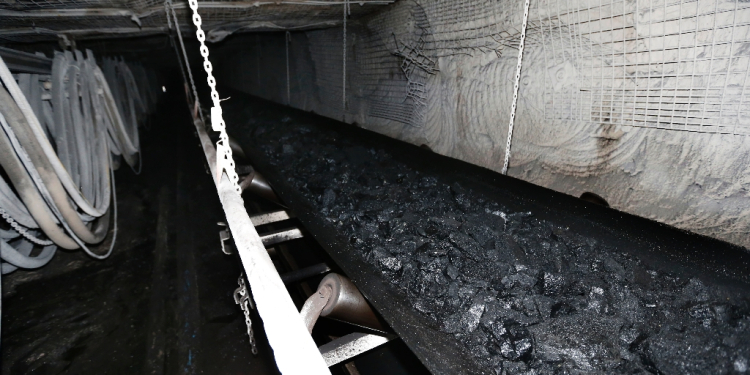 A conveyor belt transports tons of coal at a mine / ©AFP