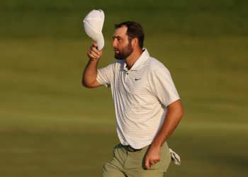 Top-ranked Scottie Scheffler, tipping his cap to fans at the end of his first round of the PGA Championship, was reportedly handcuffed and detained by police early Friday morning for trying to drive around police cars and enter Valhalla Golf Club. ©AFP