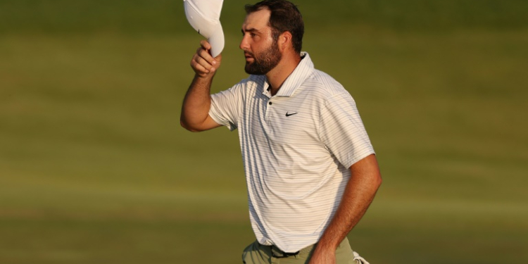 Top-ranked Scottie Scheffler, tipping his cap to fans at the end of his first round of the PGA Championship, was reportedly handcuffed and detained by police early Friday morning for trying to drive around police cars and enter Valhalla Golf Club. ©AFP