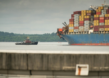 Tugboats guide the container ship Dali after it was refloated in Baltimore, Maryland. ©AFP