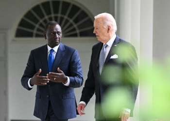 US President Joe Biden and Kenya's President William Ruto walk to Oval Office on May 23, 2024 / ©AFP