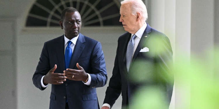 US President Joe Biden and Kenya's President William Ruto walk to Oval Office on May 23, 2024 / ©AFP