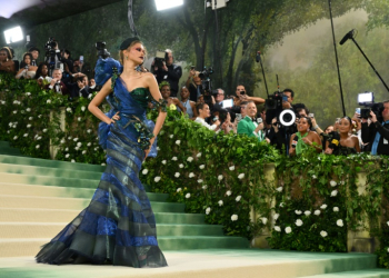 Zendaya's jewel-toned Galliano gown included a hummingbird nestled at her neck. ©AFP