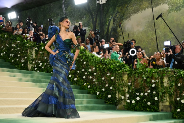 Zendaya's jewel-toned Galliano gown included a hummingbird nestled at her neck. ©AFP