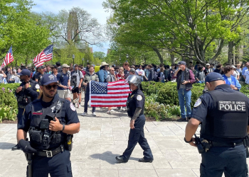 University of Chicago Police separate a group of counterprotesters from a pro-Palestinian encampment / ©AFP