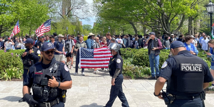 University of Chicago Police separate a group of counterprotesters from a pro-Palestinian encampment / ©AFP