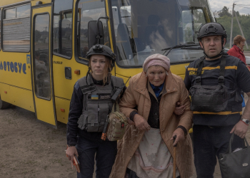 An evacuee arrives by bus at an evacuation point in Kharkiv region, May 12 / ©AFP