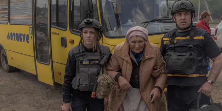 An evacuee arrives by bus at an evacuation point in Kharkiv region, May 12 / ©AFP