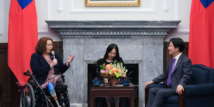 Taiwan's President Lai Ching-te (R) meets US Senator Tammy Duckworth (L) at the Presidential Office in Taipei / ©AFP