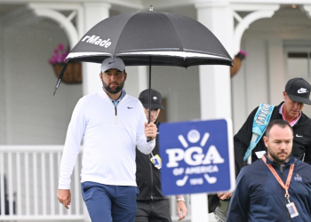 Scottie Scheffler (L) and caddie Ted Scott walk to the driving range on Friday after his arrest and release before round two of the PGA Championship. ©AFP