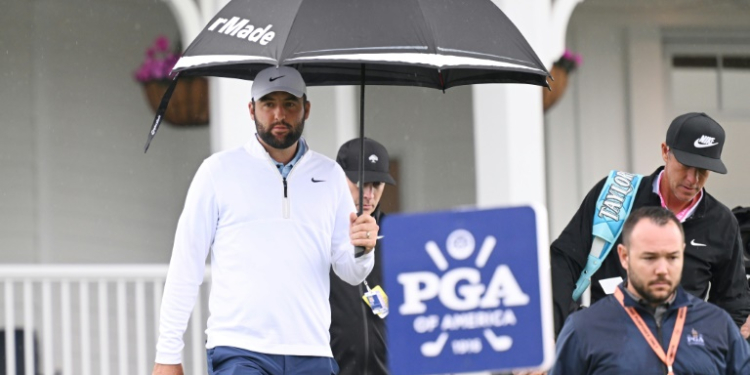 Scottie Scheffler (L) and caddie Ted Scott walk to the driving range on Friday after his arrest and release before round two of the PGA Championship. ©AFP