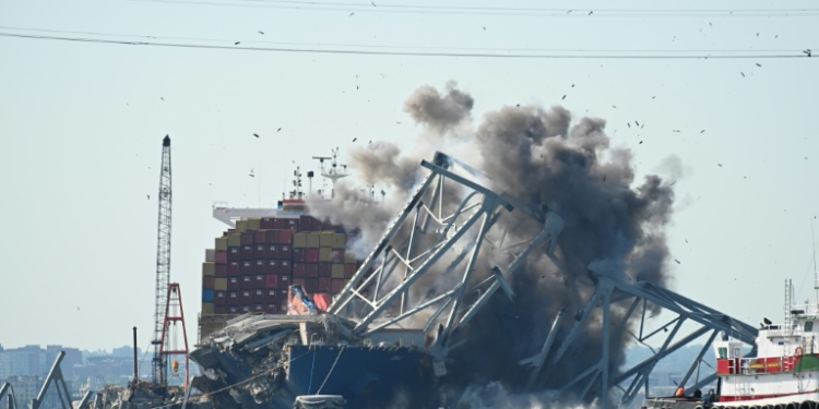 Crews conduct a controlled demolition of a section of the Francis Scott Key Bridge resting on the Dali container ship in Baltimore on May 13, 2024. ©AFP