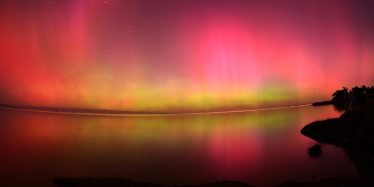 The Aurora Australis, also known as the Southern Lights, glows over Lake Ellesmere outside Christchurch in New Zealand after the most powerful solar storm in more than two decades. ©AFP