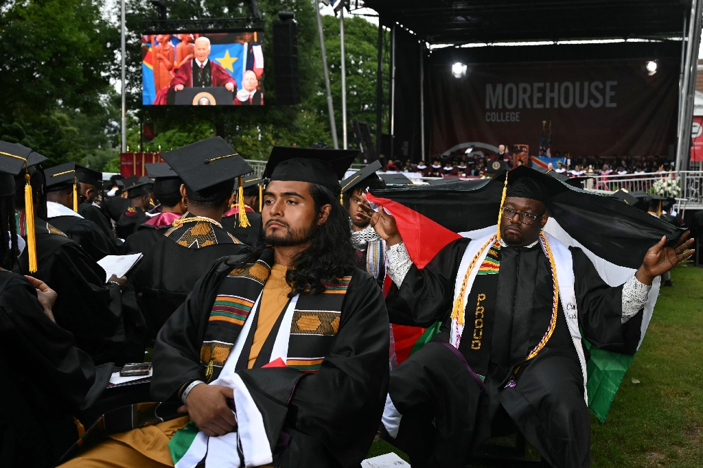 Graduating students turn their back on US President Joe Biden as he delivers a commencement address during Morehouse College's graduation ceremony in Atlanta, Georgia on May 19, 2024 / ©AFP