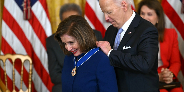 US President Joe Biden presents the Presidential Medal of Freedom to former House speaker Nancy Pelosi / ©AFP