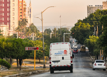 A delivery van from a US-based food remittance company drives on a street in Havana on May 22, 2024 / ©AFP