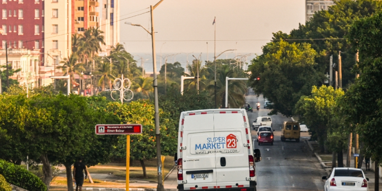 A delivery van from a US-based food remittance company drives on a street in Havana on May 22, 2024 / ©AFP