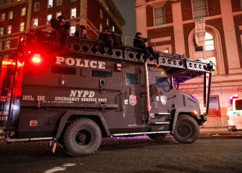 NYPD officers arrive in riot gear to evict a building that had been barricaded by pro-Palestinian student protesters at Columbia  / ©AFP