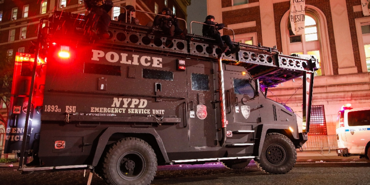 NYPD officers arrive in riot gear to evict a building that had been barricaded by pro-Palestinian student protesters at Columbia  / ©AFP