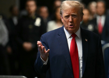 Former US president Donald Trump speaks to the press on arrival at his trial for allegedly covering up hush money payments linked to extramarital trysts / ©AFP