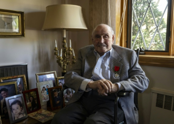 US army veteran Jack Hausman, 101, was honored in his home in New York on April 26, 2024 . ©AFP