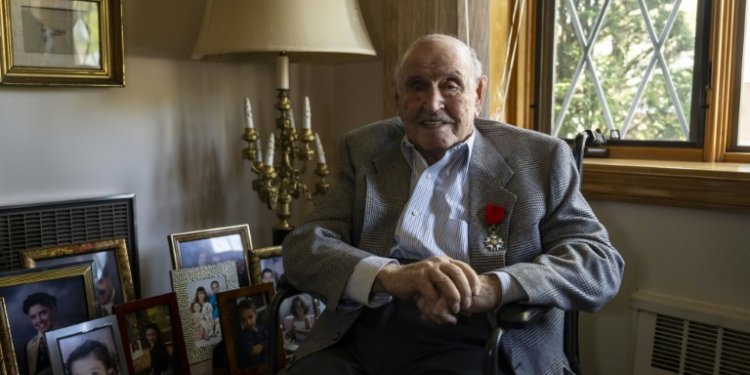 US army veteran Jack Hausman, 101, was honored in his home in New York on April 26, 2024 . ©AFP