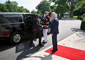 US President Joe Biden greets Kenya's President William Ruto upon his arrival at the South Portico of the White House / ©AFP