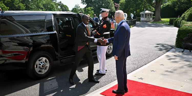 US President Joe Biden greets Kenya's President William Ruto upon his arrival at the South Portico of the White House / ©AFP