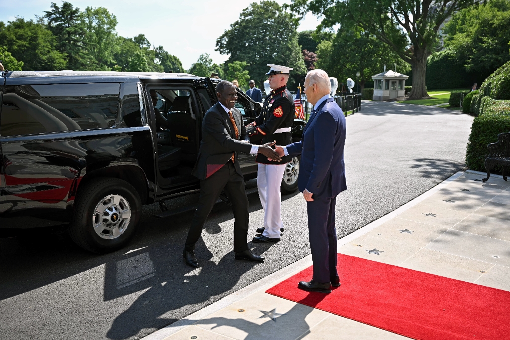 US President Joe Biden greets Kenya's President William Ruto upon his arrival at the South Portico of the White House / ©AFP